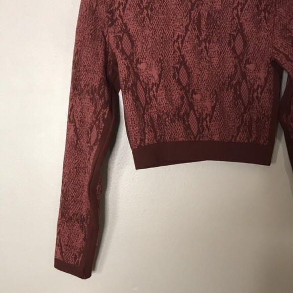 Fabletics Kamila Seamless Long-Sleeve athletic Top size medium - Picture 5 of 12